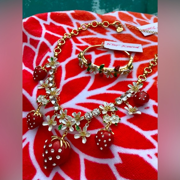 NWT ❤️🔥BETSEY JOHNSON🔥❤️ Strawberry SET - Statement Necklace & Bracelet - Picture 4 of 9
